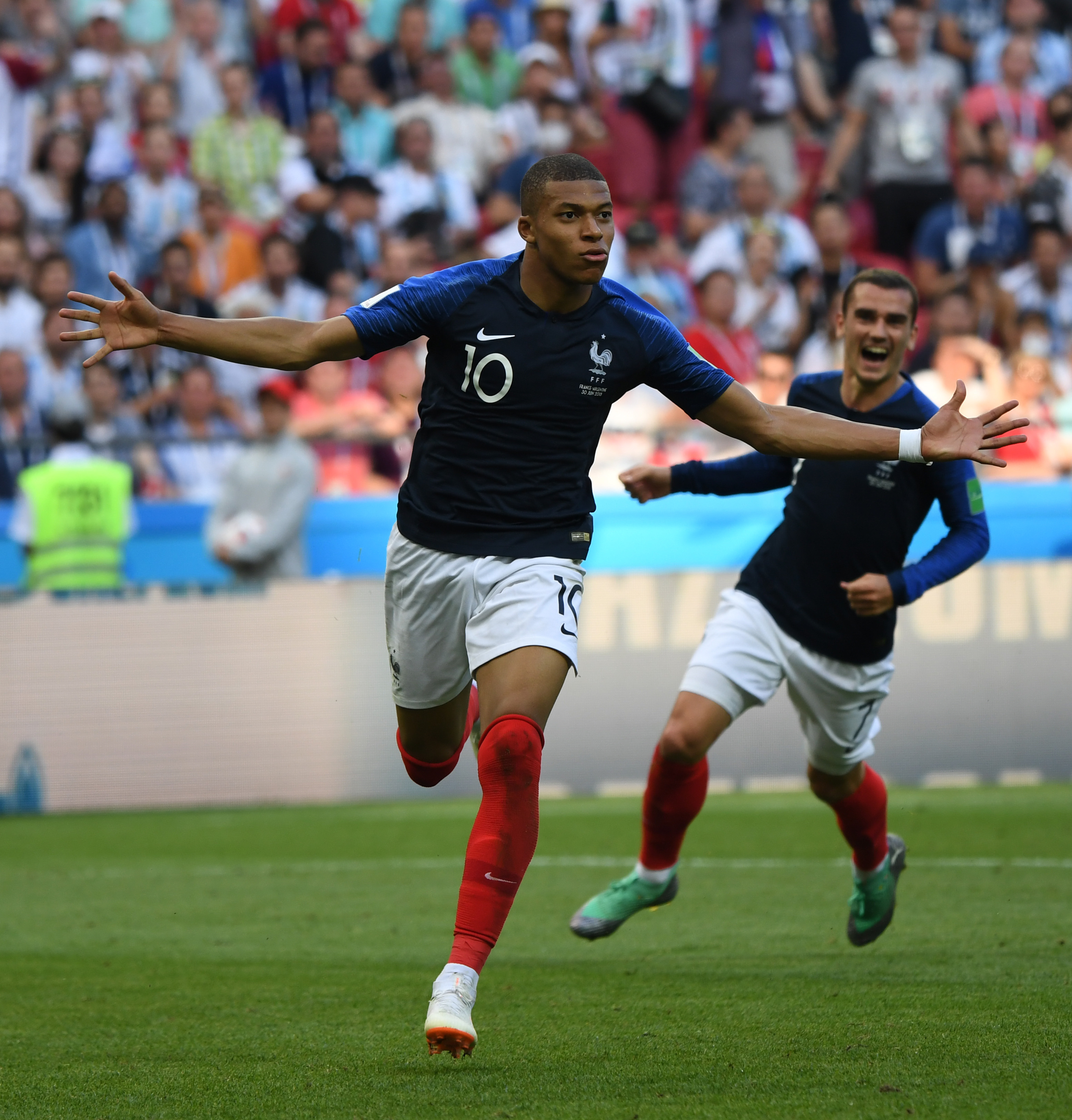 奥格斯堡vs汉堡：凯文-施洛特贝克、法比安-里德首发，法比奥-维埃拉、洛孔加出战