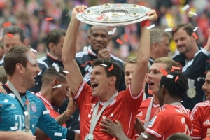 波兰对阵荷兰世预赛中，有球迷向场内投掷烟火迫使比赛被中断