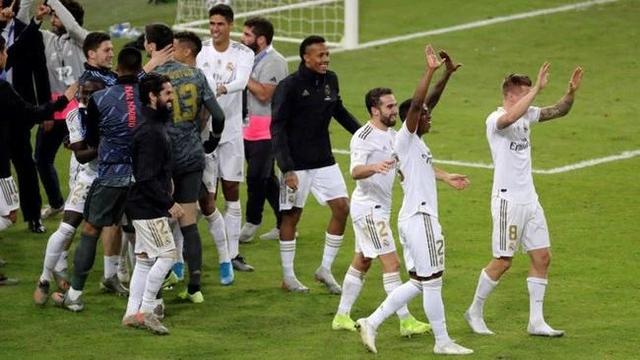 篮球CBA赛场出现冲突，裁判提前终止比赛