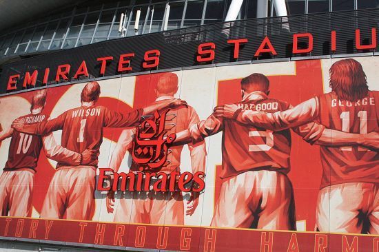 尤文全队和球迷一起出现在登机口，斯帕莱蒂和球迷们友好互动