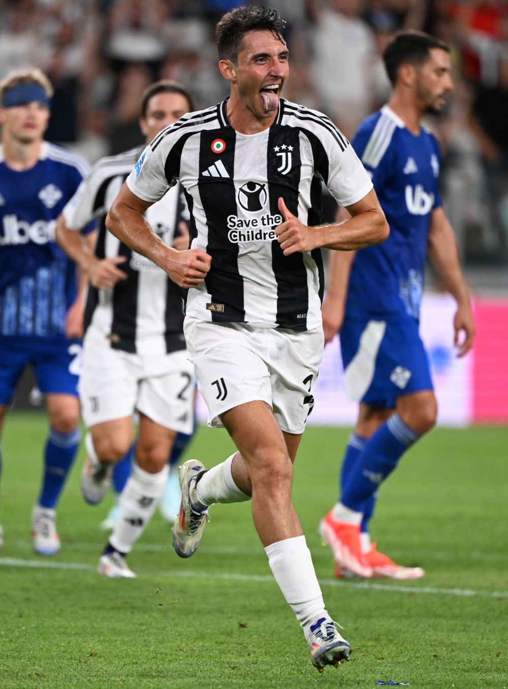 曼联客场4-1胜狼队，B费2射1传，取得3轮不败，积分追平切尔西，排名升至第六。